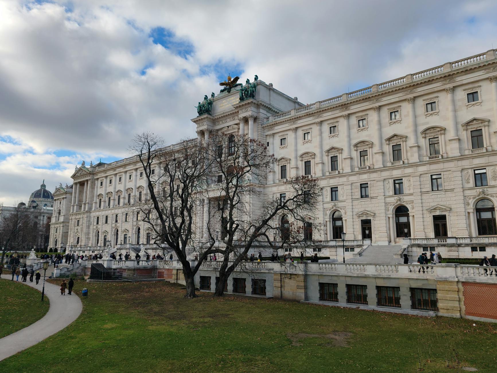 Fasada pałacu Hofburg otoczona historycznym ogrodem
