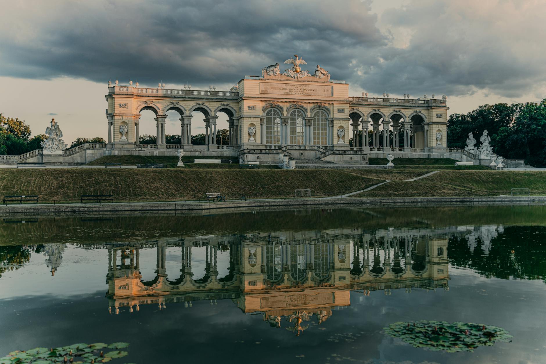 Glorietta pałacu Schönbrunn z odbiciem w wodzie w ogrodzie pałacowym