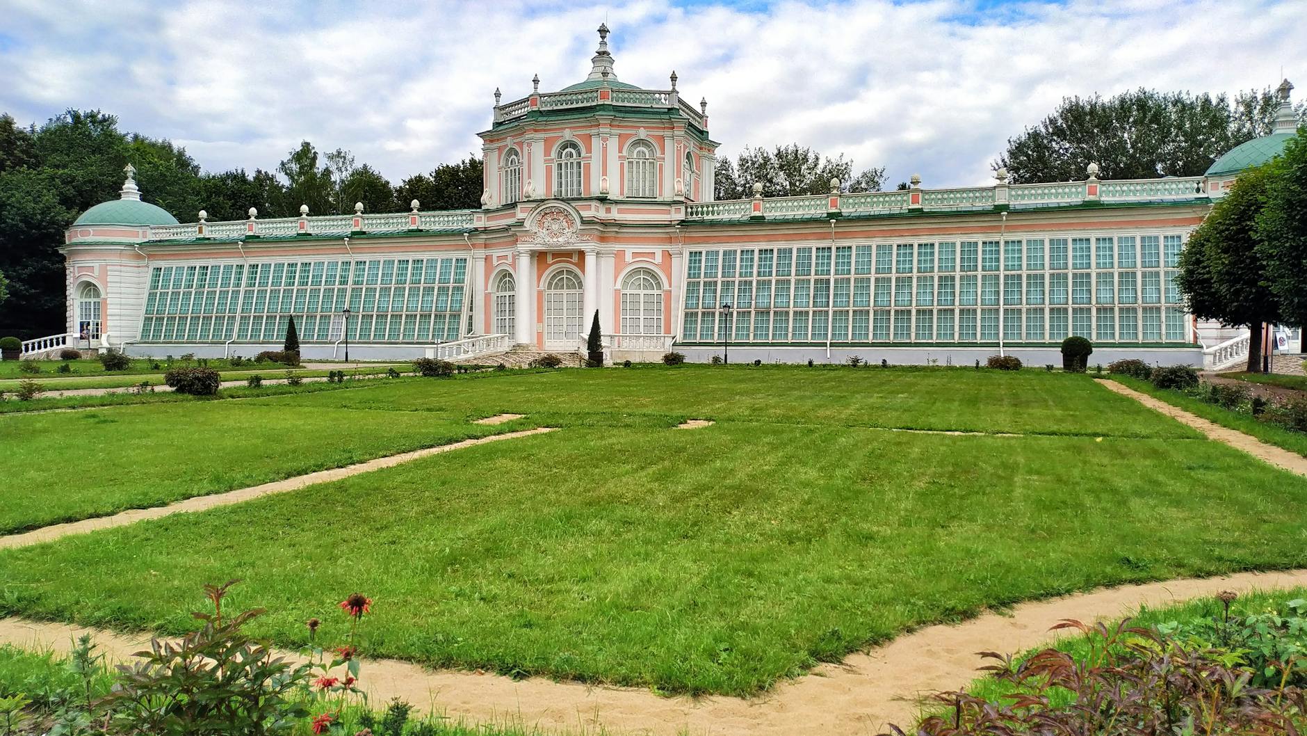 Historyczna oranżeria w ogrodzie pałacowym posiadłości Kuskowo