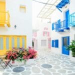 Balkon jak śródziemnomorski taras: rośliny i dodatki, które robią klimat Kolorowe śródziemnomorskie balkony i drzwi w greckiej zabudowie