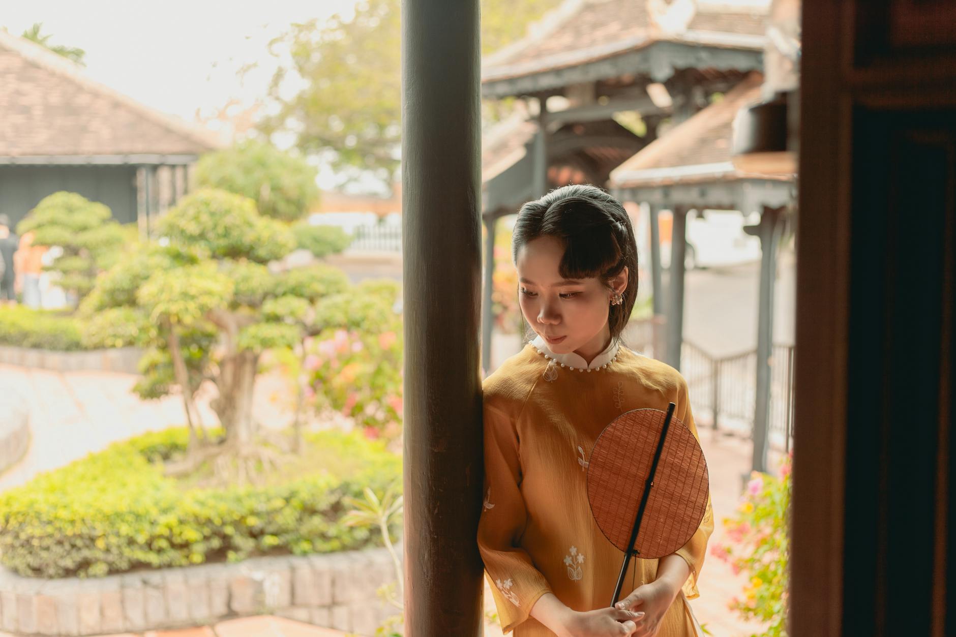 Niska drewniana osłona przeciwwiatrowa w ogrodzie działkowym