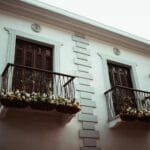 Co posadzić w skrzynkach na balustradzie, żeby nie przesychało w dwa dni Nowoczesny balkon z gęsto obsadzonymi skrzynkami kwiatów