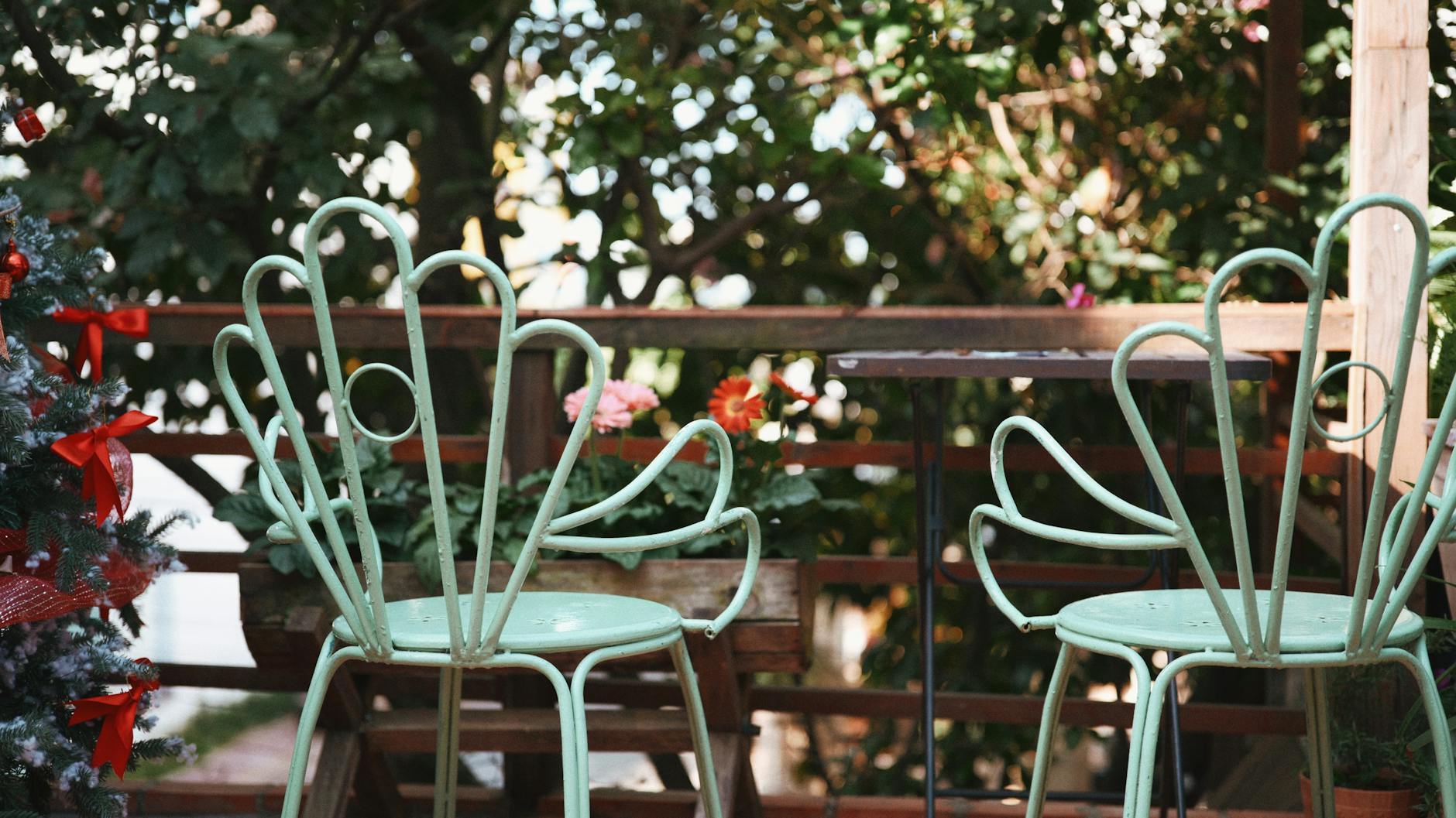 Stół ogrodowy z betonu i drewna na tle zieleni