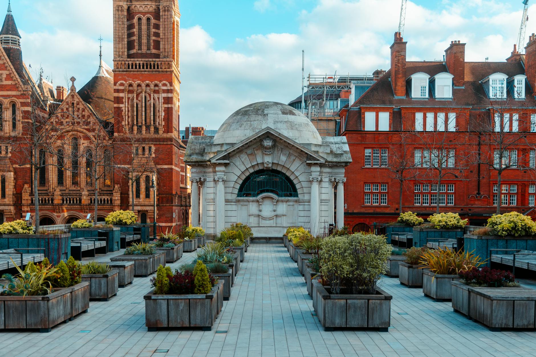 Zielony taras na dachu w centrum Londynu z widokiem na zabytkowe budynki