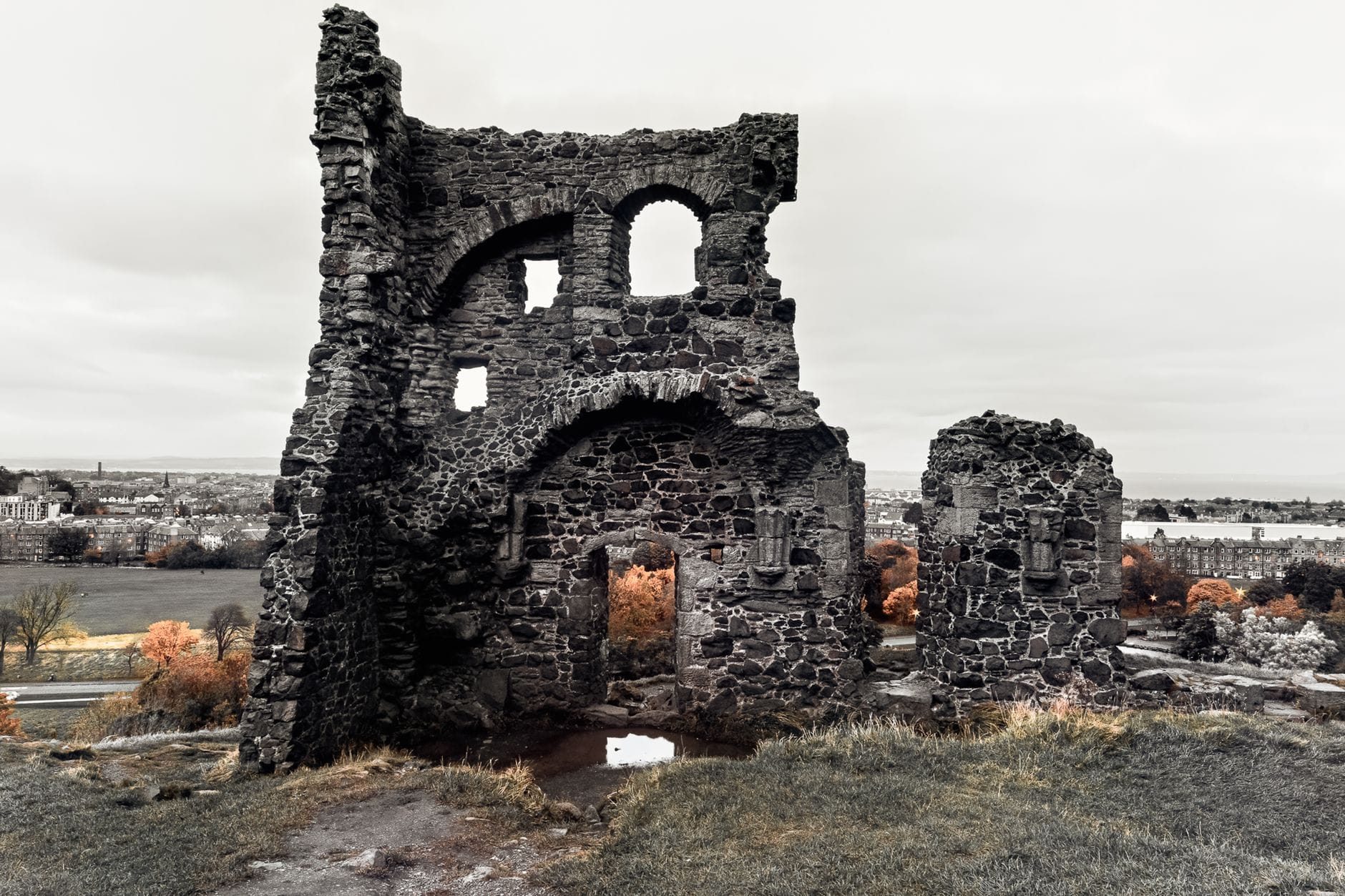 Ruiny kaplicy St Anthony na wzgórzu z widokiem na Edynburg